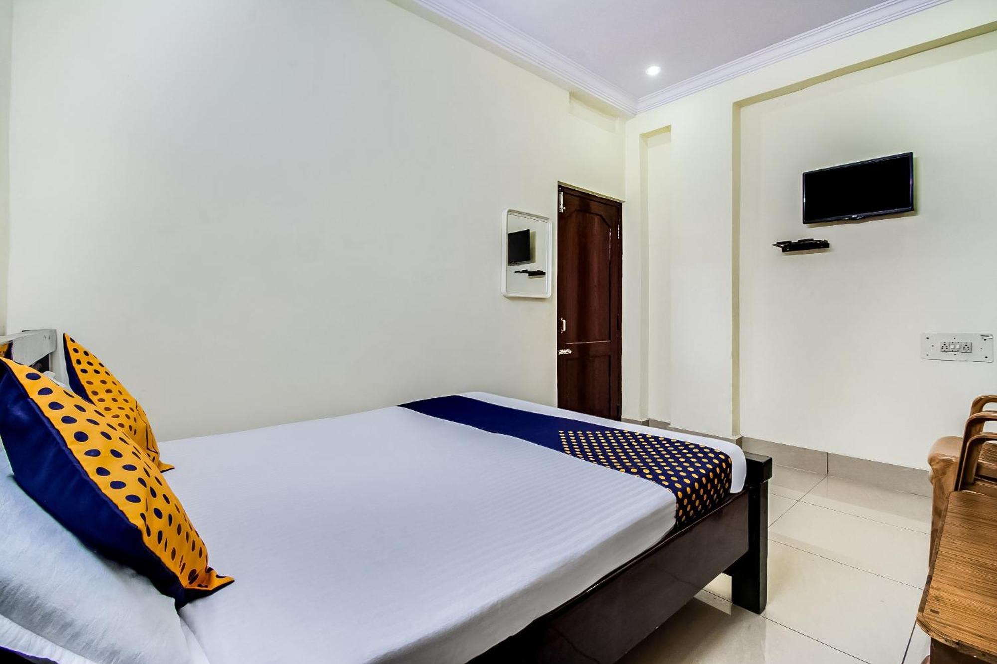 Spot On Sri Surya Lodge Guntūr Екстериор снимка