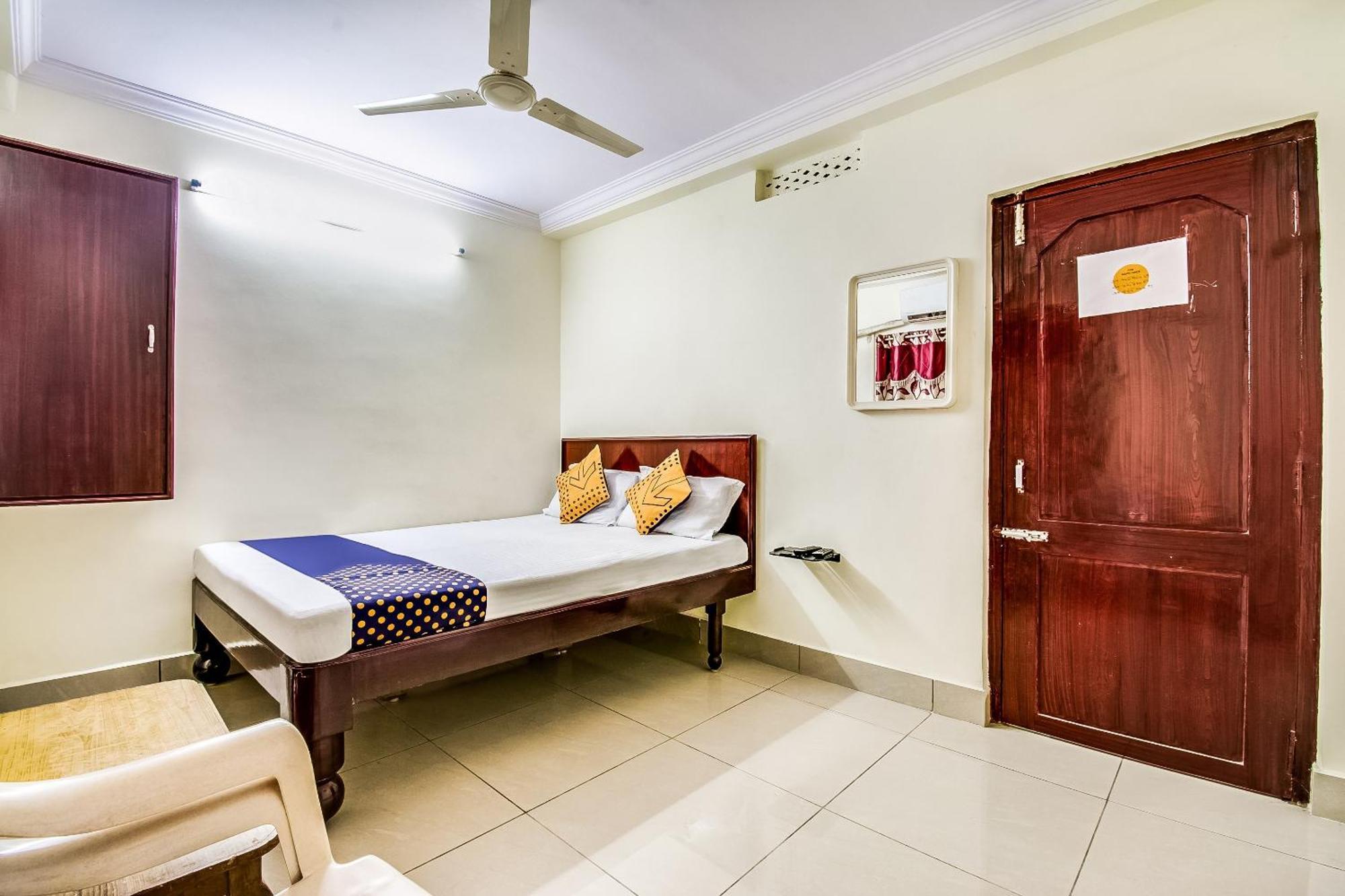 Spot On Sri Surya Lodge Guntūr Екстериор снимка