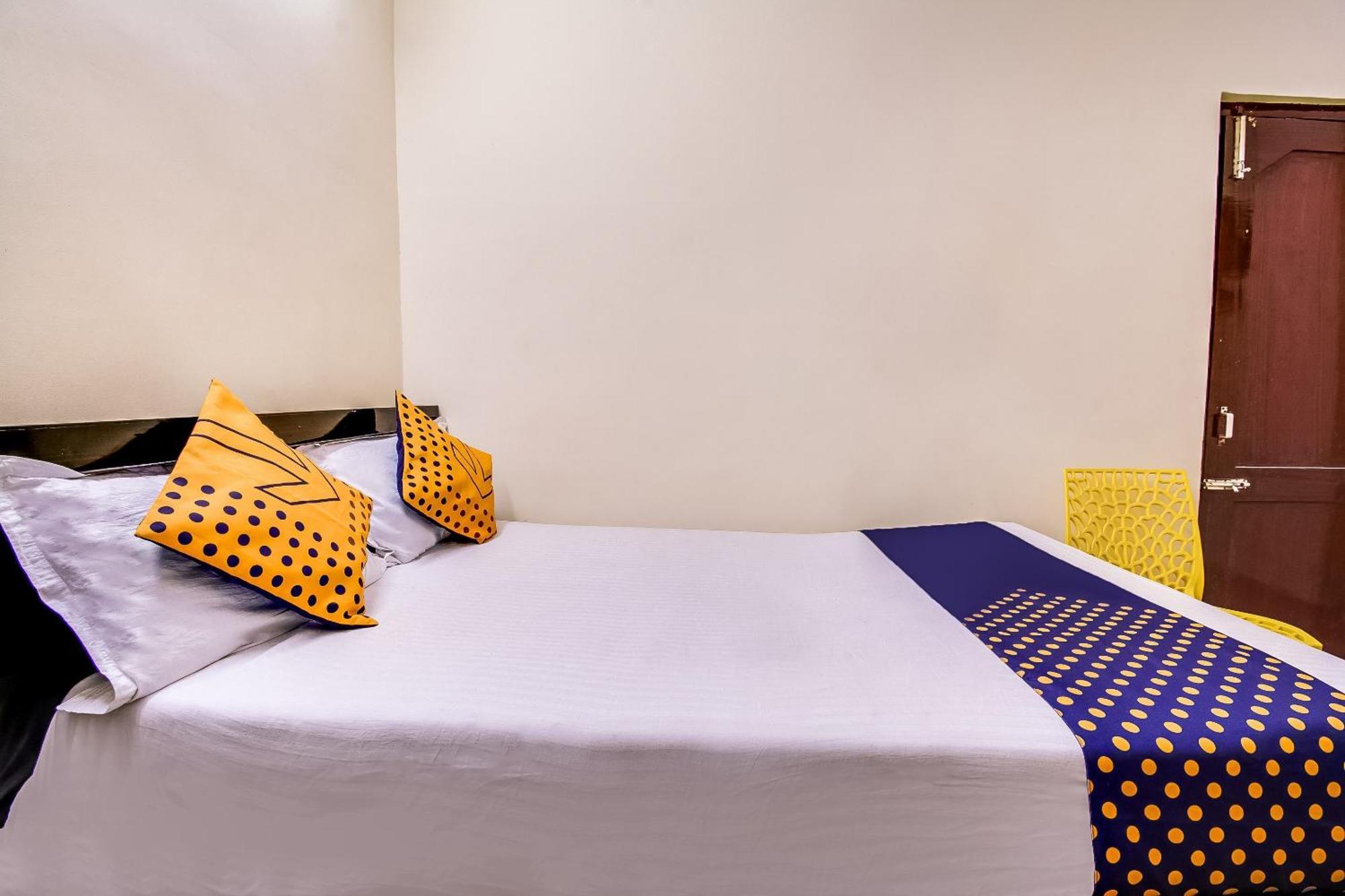 Spot On Sri Surya Lodge Guntūr Екстериор снимка