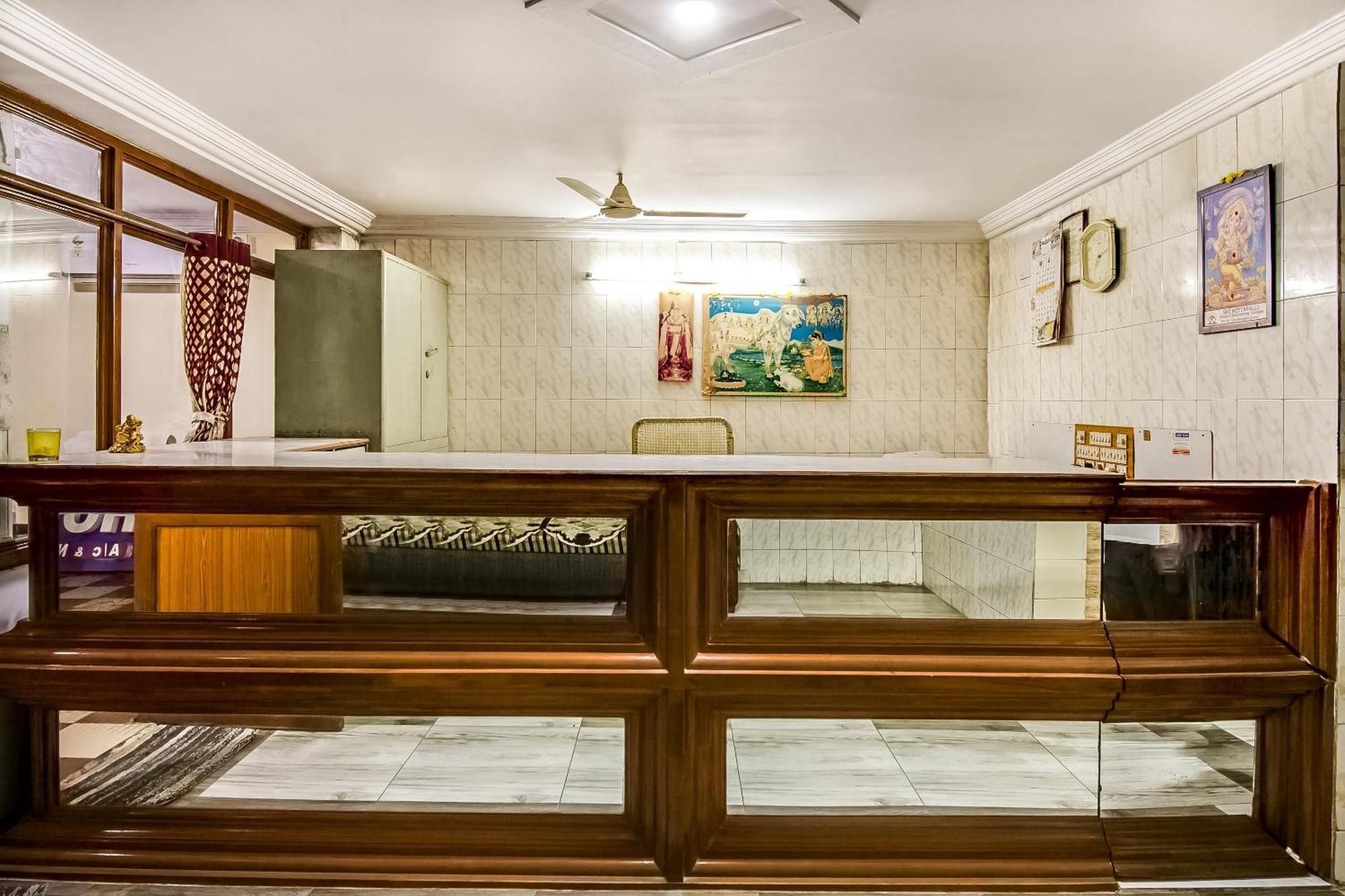 Spot On Sri Surya Lodge Guntūr Екстериор снимка