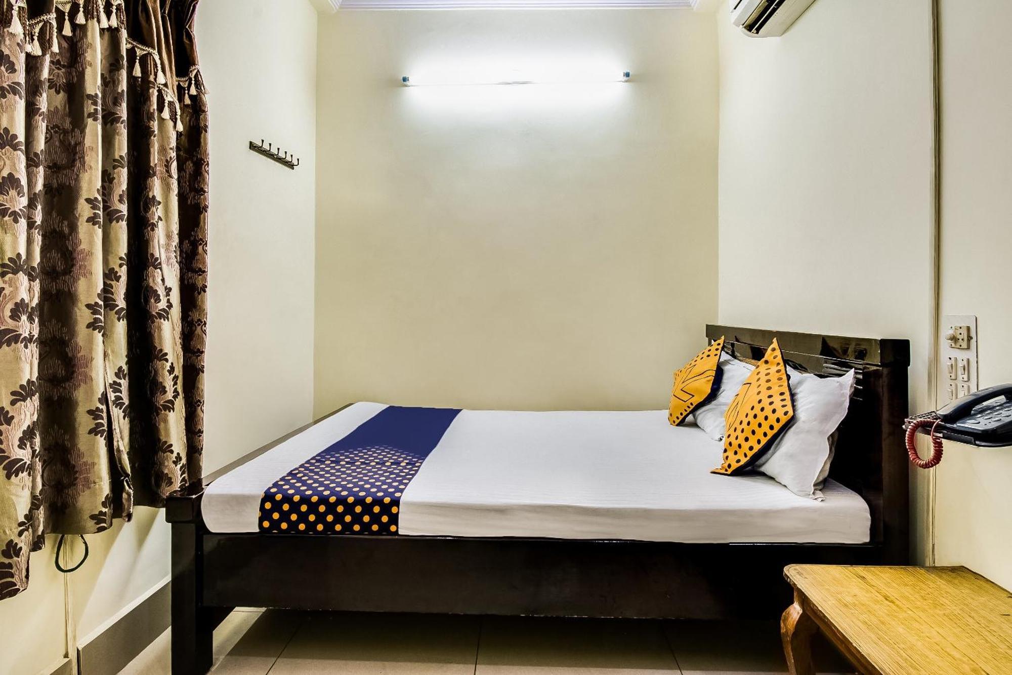 Spot On Sri Surya Lodge Guntūr Екстериор снимка