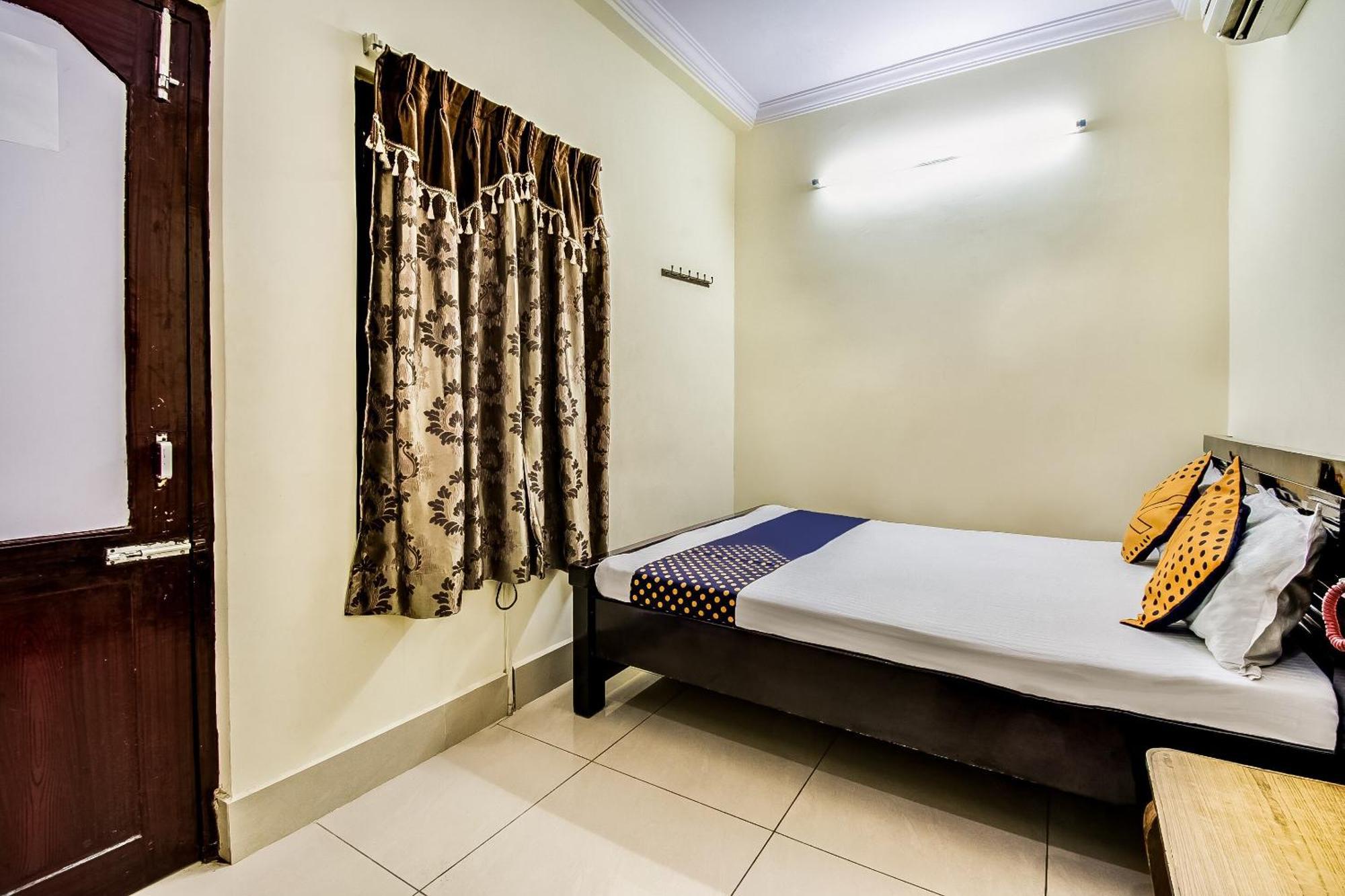 Spot On Sri Surya Lodge Guntūr Екстериор снимка