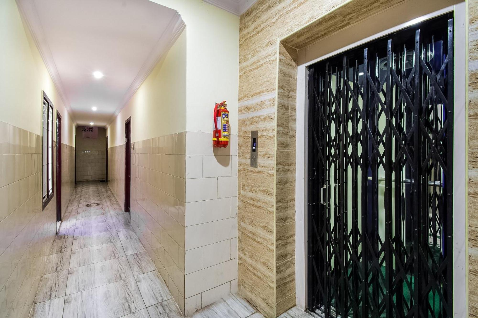 Spot On Sri Surya Lodge Guntūr Екстериор снимка