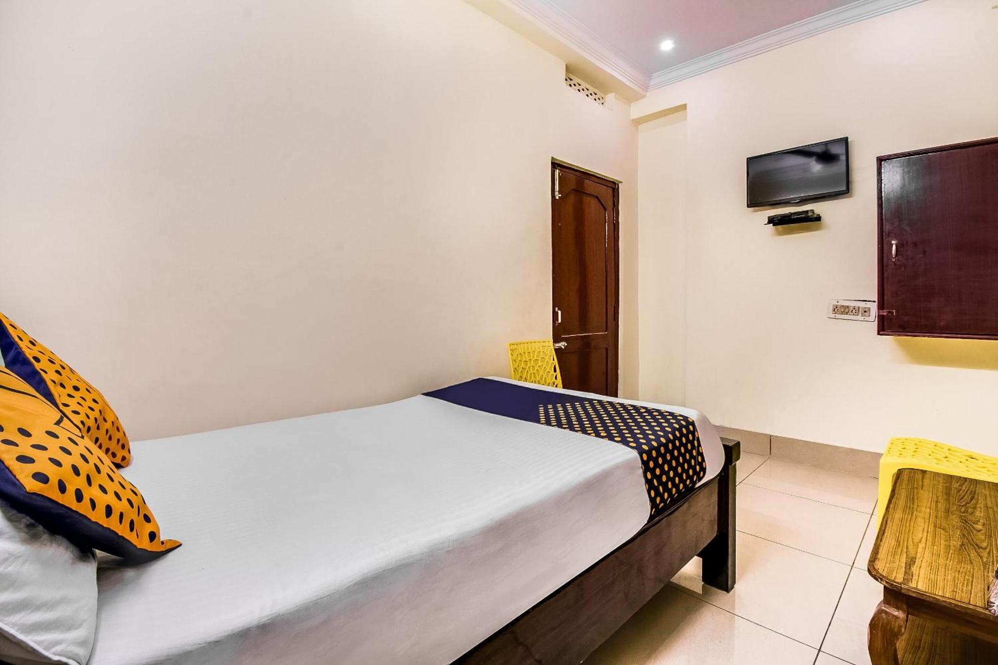 Spot On Sri Surya Lodge Guntūr Екстериор снимка
